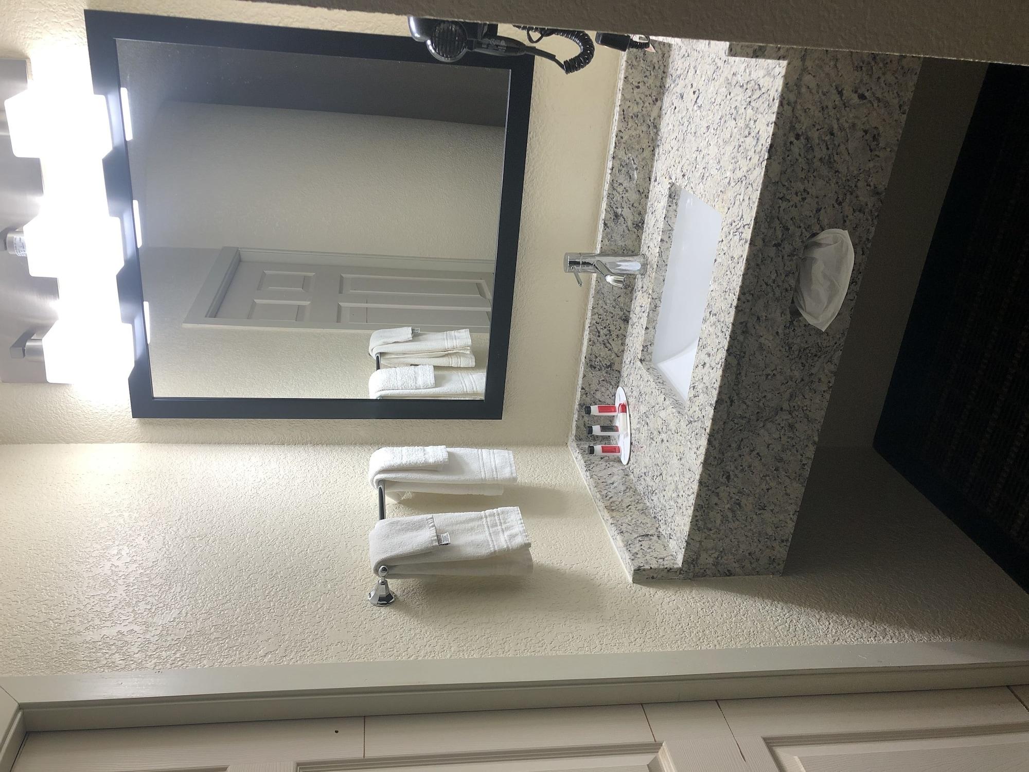 Baymont Inn & Suites By Wyndham Mukwonago Exteriör bild