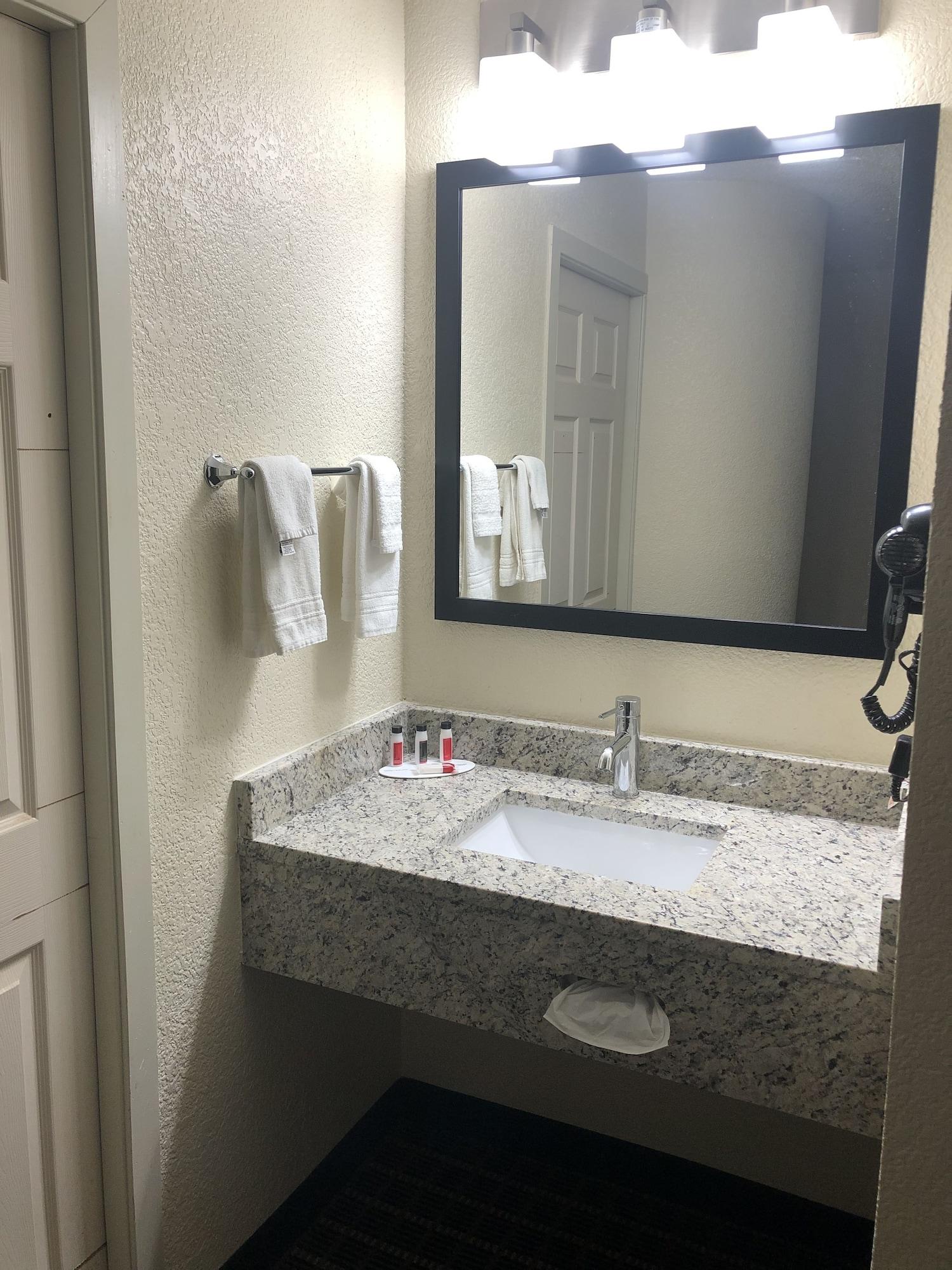 Baymont Inn & Suites By Wyndham Mukwonago Exteriör bild
