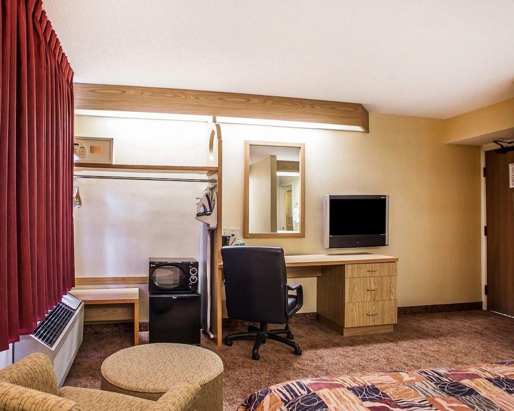 Baymont Inn & Suites By Wyndham Mukwonago Exteriör bild