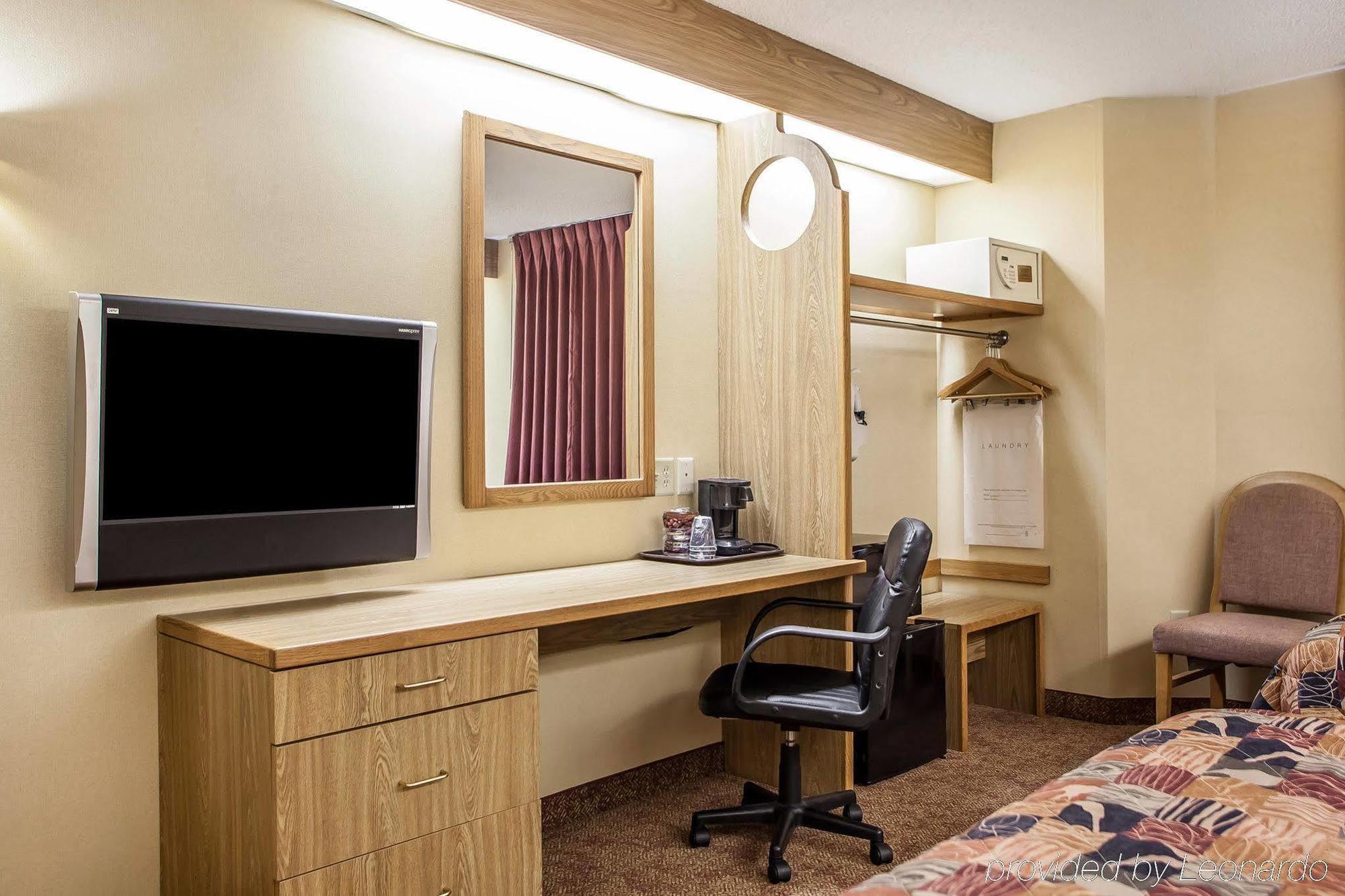 Baymont Inn & Suites By Wyndham Mukwonago Exteriör bild