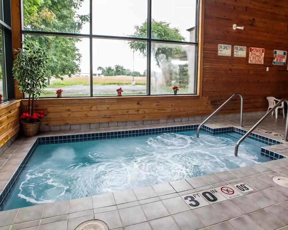 Baymont Inn & Suites By Wyndham Mukwonago Exteriör bild