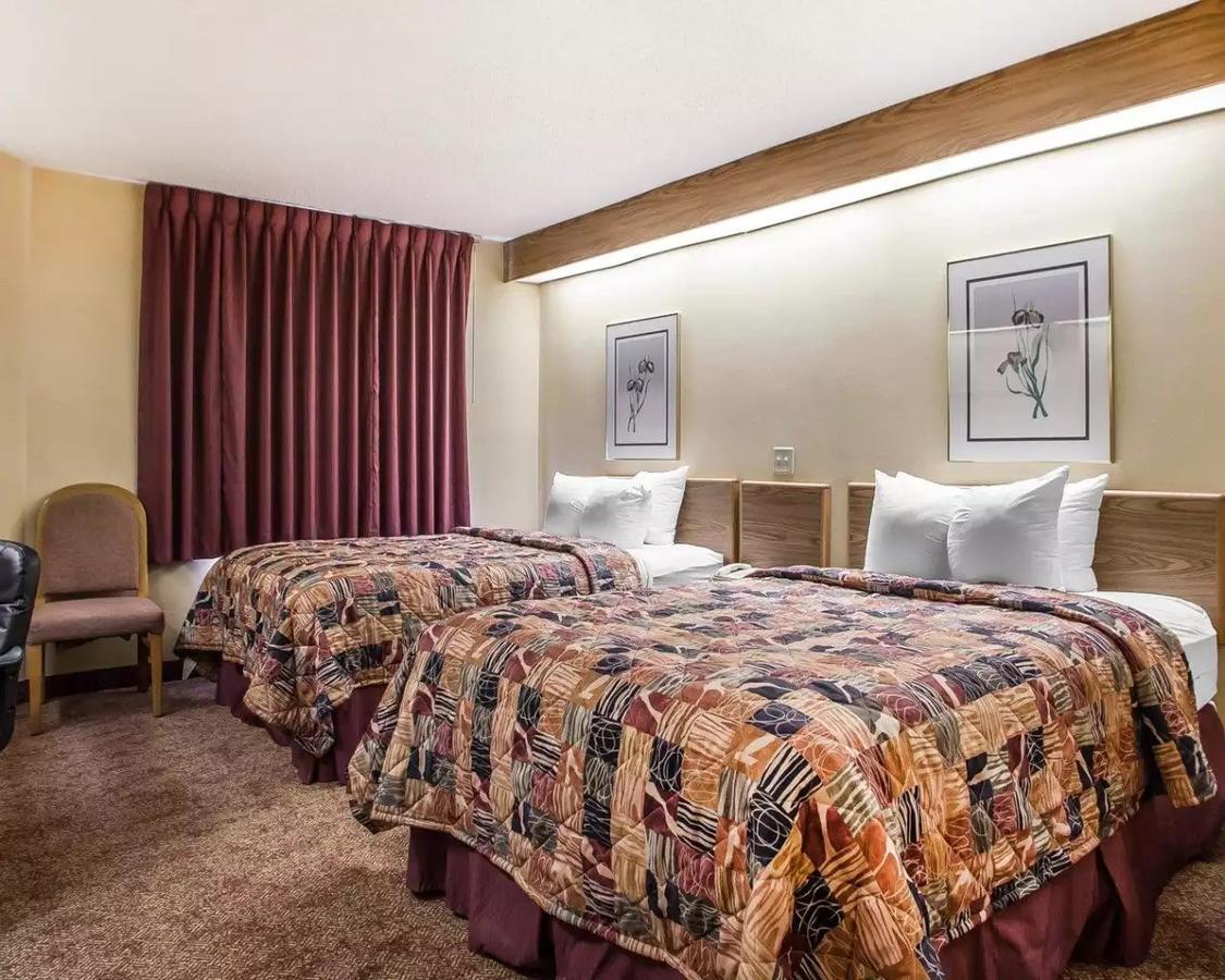 Baymont Inn & Suites By Wyndham Mukwonago Exteriör bild
